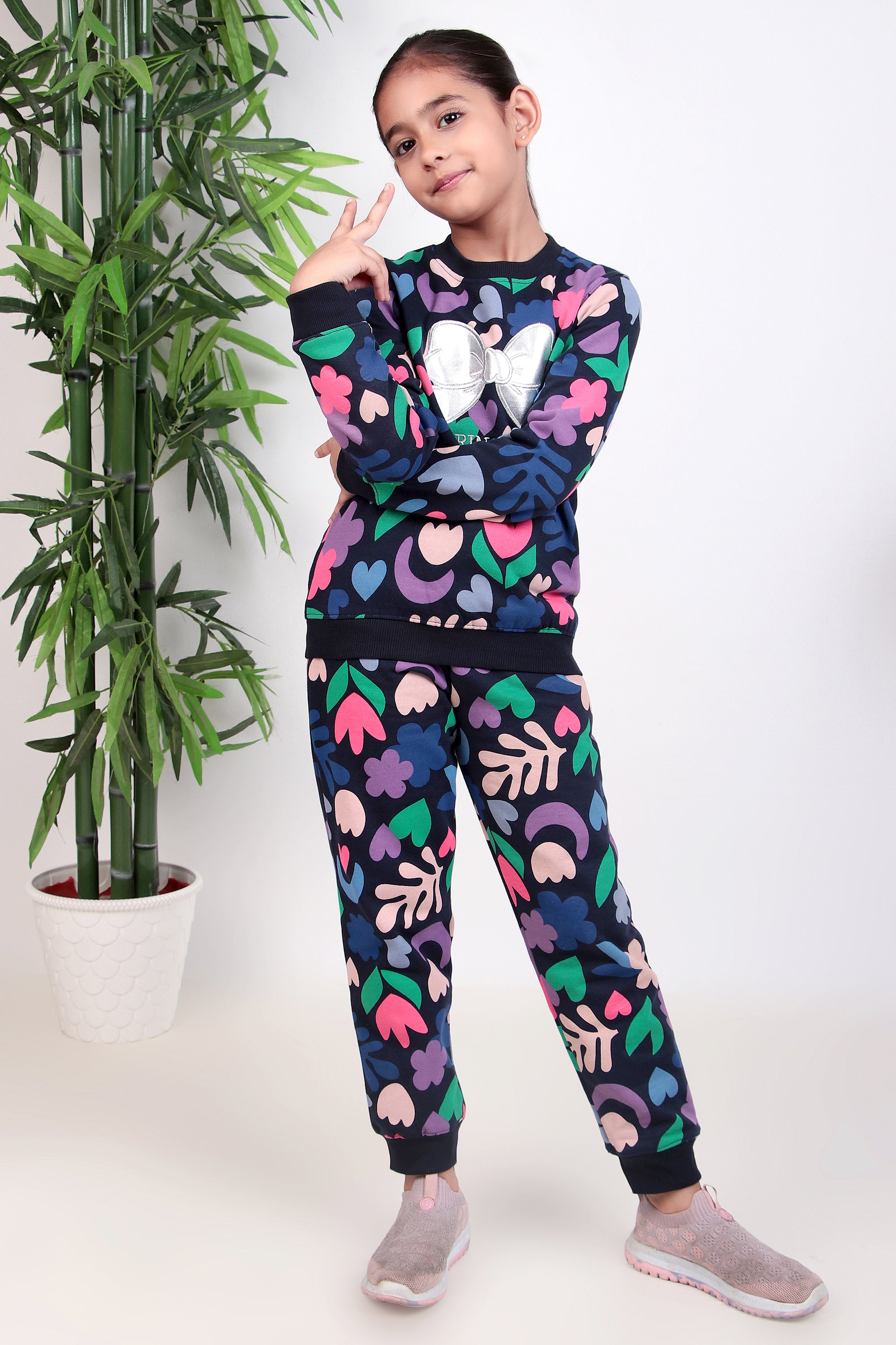 Girls printed tracksuit for winter with bow embroidery